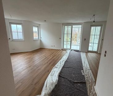 Attraktive helle 2,5 Zimmer-Wohnung im KfW 55 mit Wintergarten - Foto 1