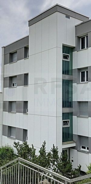 Large 4½-room apartment close to public transportation and shopping centers - Photo 1