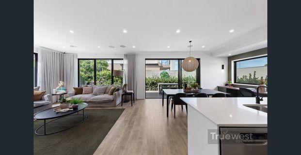 For Rent - $560 per week ($2433 per Month) - Photo 1