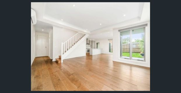 *** Near NEW - 3 Bdrm 2 Bath - FHS Zone - Modern Stylish Townhouse - Low Maintenance Gardens - Photo 1