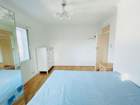 3 bedroom flat to rent - Photo 4