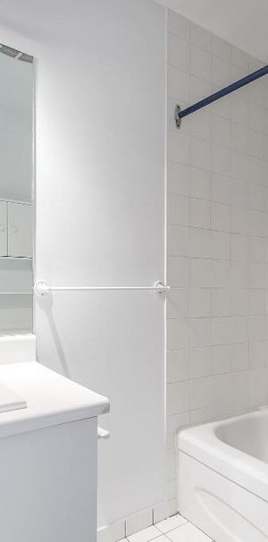 3 1/2 FRAIS PEINT SAINT-LAMBERT (IMMEUBLE BÉTON) - Photo 1