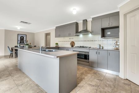 Don't miss out on this well presented home - Photo 2