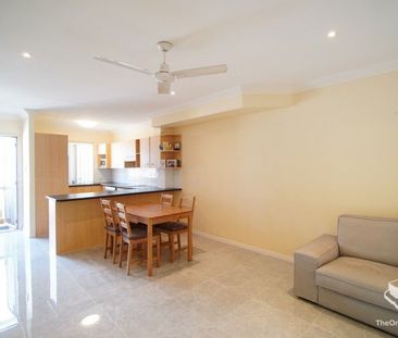 Furnished Private Townhouse Just 500m from Toowong Village - Photo 3