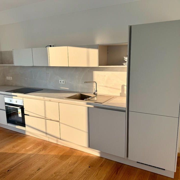 Hochwertige 4ZKB im 1. OG mit großem Balkon und Garagenstellplatz in Cham-West - Photo 1