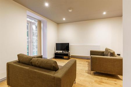 3 bedroom flat to rent - Photo 5