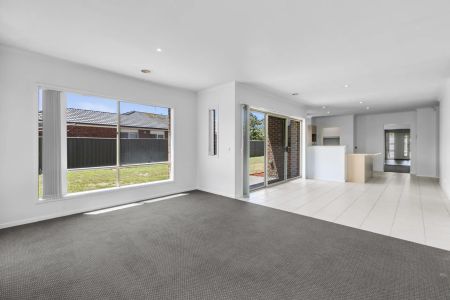 6 Condamine Avenue, Manor Lakes. - Photo 4