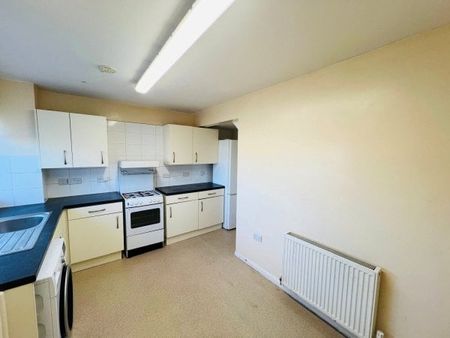 Langley Green 3 bedroom flat to rent - Photo 4