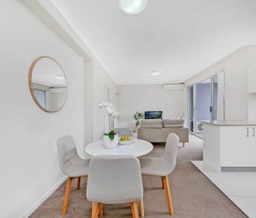 2 Bedroom Apartment Spacious & Sunny&excl; - Photo 2