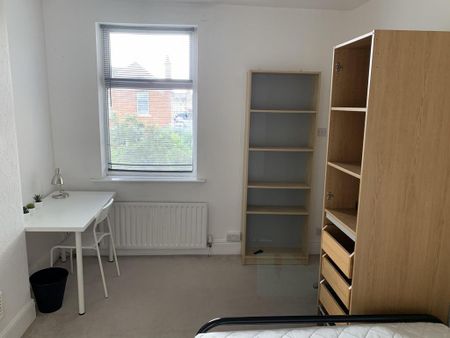 4 bedroom end of terrace house to rent - Photo 2