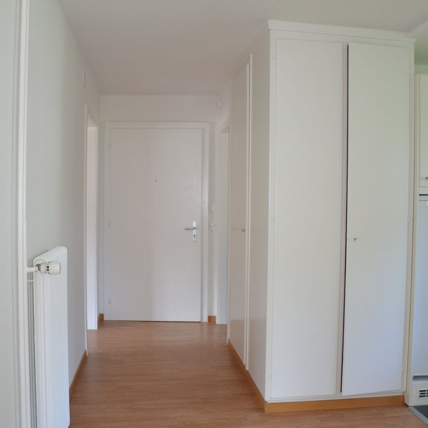 "helle moderne 4.5-Zimmer-Wohnung mit sonnigem Balkon an ruhiger Lage" - Photo 1