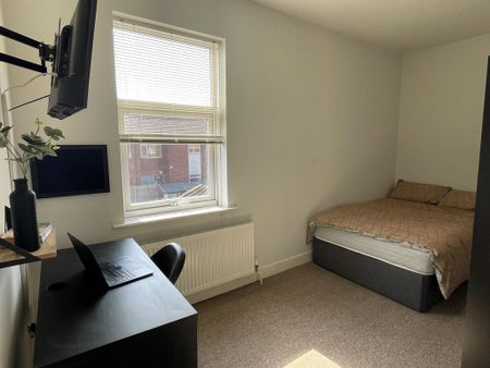 3 bedroom terraced house to rent - Photo 3