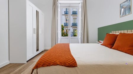 Room in a shared 11-bedroom apartment for rent in Sol, professionals and students only. - Photo 3