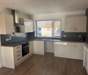 4 bedroom semi-detached house to rent - Photo 2