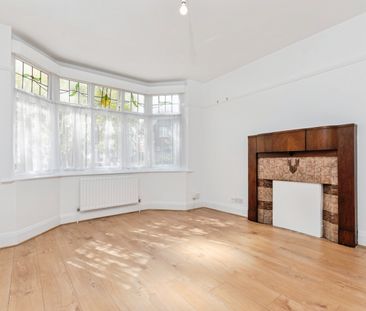3 Bed Detached House, Valmont Road, NG5 - Photo 2