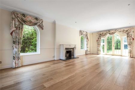A spacious gated detached house in walking distance of Sunningdale Golf Course. - Photo 4