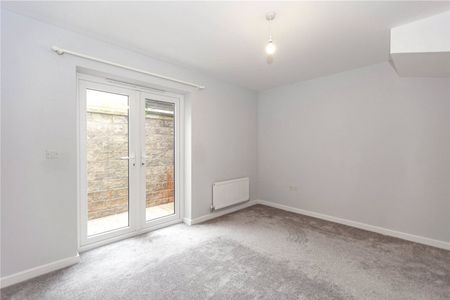 High Street, - Photo 3