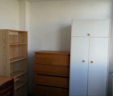 1 bedroom in a flat share to rent - Photo 2