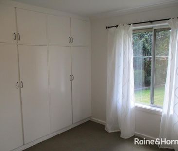 Spacious Family Home with Pool, including fortnightly servicing - Photo 6