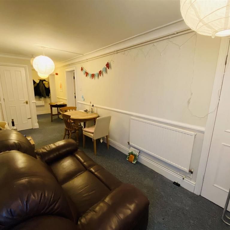4 bedroom flat to rent - Photo 1