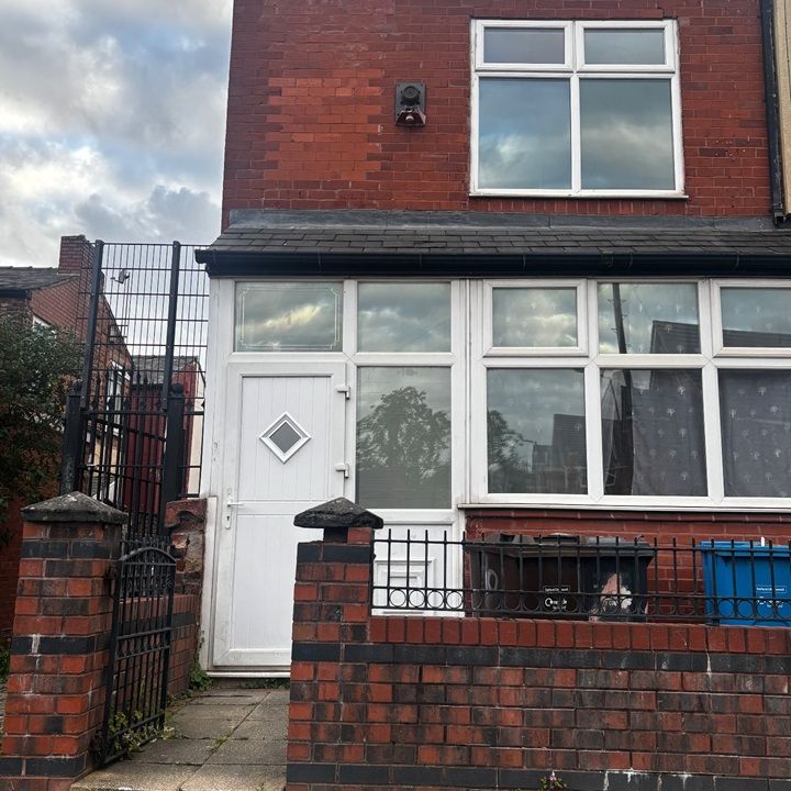 3 Bed End Terrace, Kennedy Road, M5 - Photo 1