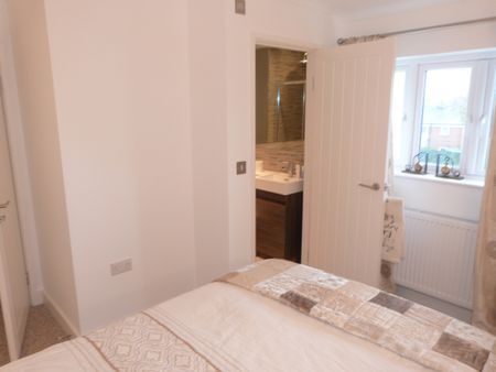 Stunning Ensuite Room to Rent in Sundridge Park, BR1 - Photo 2