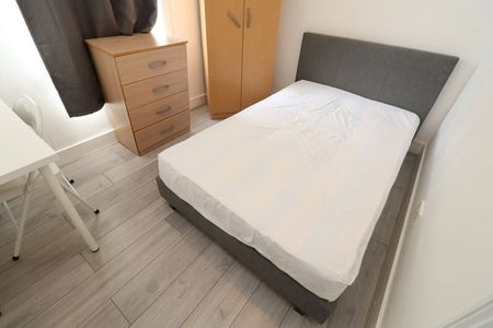 Room in a Shared House, Monega Road, E7 - Photo 5