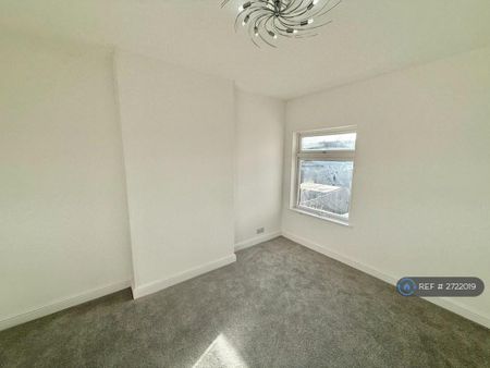 3 bedroom end of terrace house to rent - Photo 3