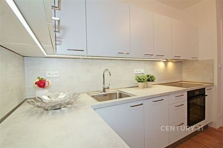 Dlouhodobý podnájem bytu 2+kk s lodžií, parkováním a sklepem v nové Rezidenci U Šárky - Photo 4