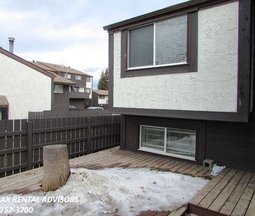 GREAT 3 BED, 1.5 BATH, 2 STOREY TOWNHOUSE W/ AN OUTDOOR PARKING STA... - Photo 2