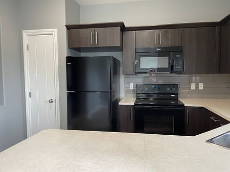 3 Bedroom Townhouse with an Attached Garage in Sylvan Lake! - Photo 5