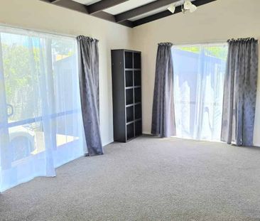 Lovely Home in Oxford Terrace - Photo 2