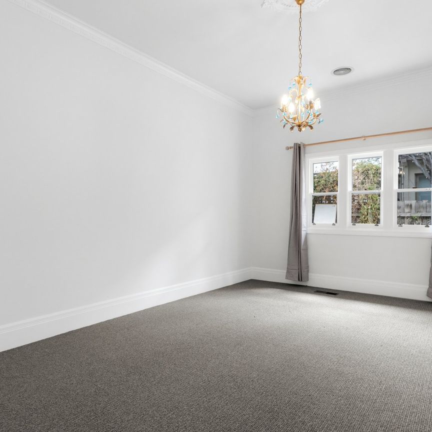 SPACIOUS FOUR TO FIVE BEDROOM FAMILY HOME IN PRIME BRIGHTON LOCATION. - Photo 1