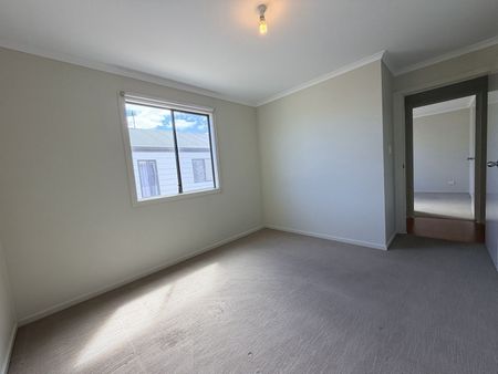 Bright, simple family home - Photo 5