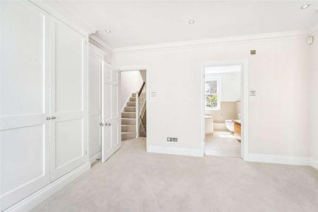 A fantastic five bedroom house, with separate terrace, tucked away in a pretty street seconds from the shops, bars and restaurants of the Kings Road - Photo 5