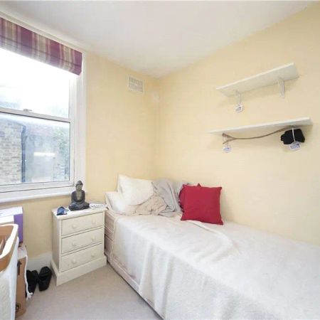 2 bedroom flat in London - Photo 4