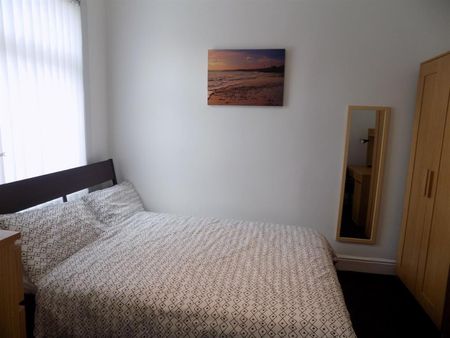 2 bedroom Flat To Let - Photo 3