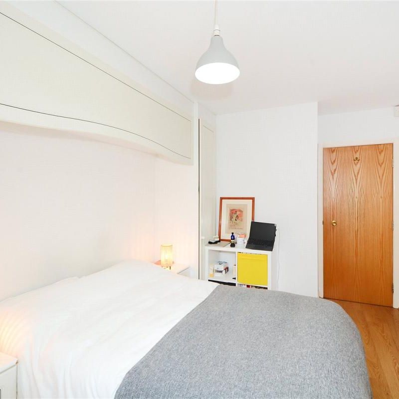 1 bedroom flat in London - Photo 1