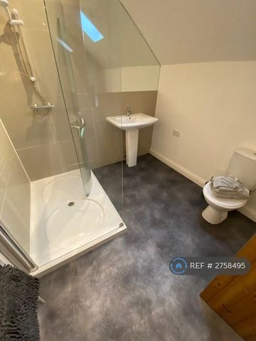 1 bedroom in a house share to rent - Photo 5