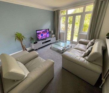 Modern Bedroom Reception House In Mill Hill, NW7 - Photo 1