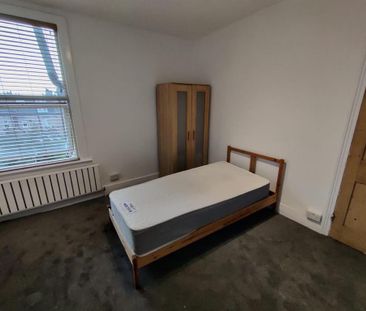 3 bedroom maisonette to rent - Photo 2