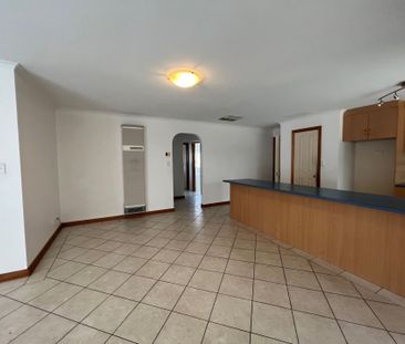 Large 4 Bedroom Home with 2 Living Areas! - Photo 5