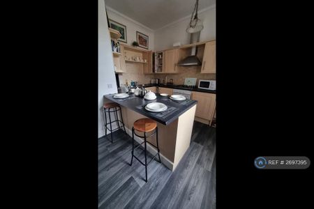 3 bedroom flat to rent - Photo 5