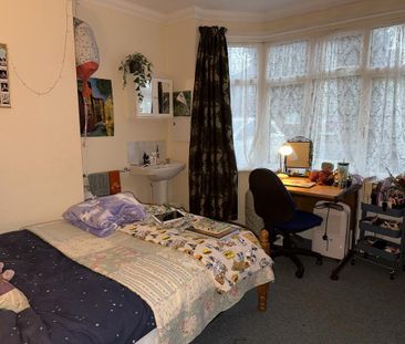 6 bedroom detached house to rent - Photo 5