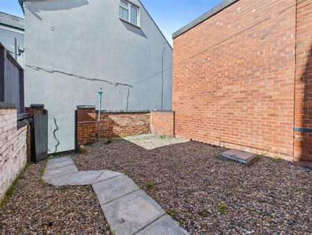 2 bedroom Terraced House to rent - Photo 3