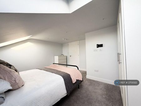 1 bedroom in a house share to rent - Photo 3