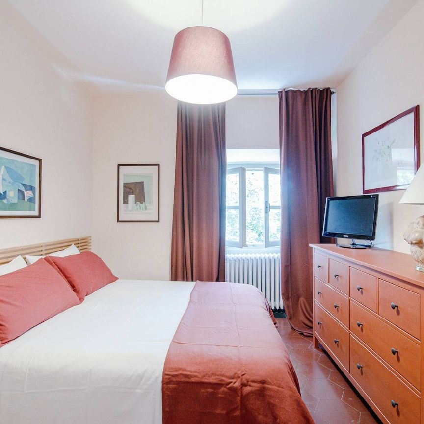 The elegance of an apartment in a historic residence Just minutes from the Lake - Foto 1