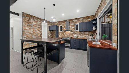 Industrial Charm Meets Modern Luxury | 35 Mossgrove Street, Woolloongabba QLD 4102 - Photo 2