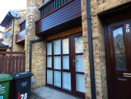 Flat to rent on - Photo 2