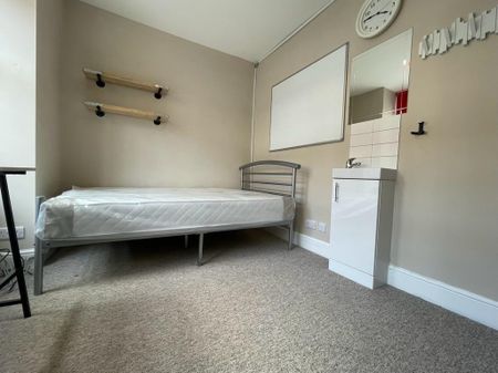 6 bedroom terraced house to rent - Photo 4